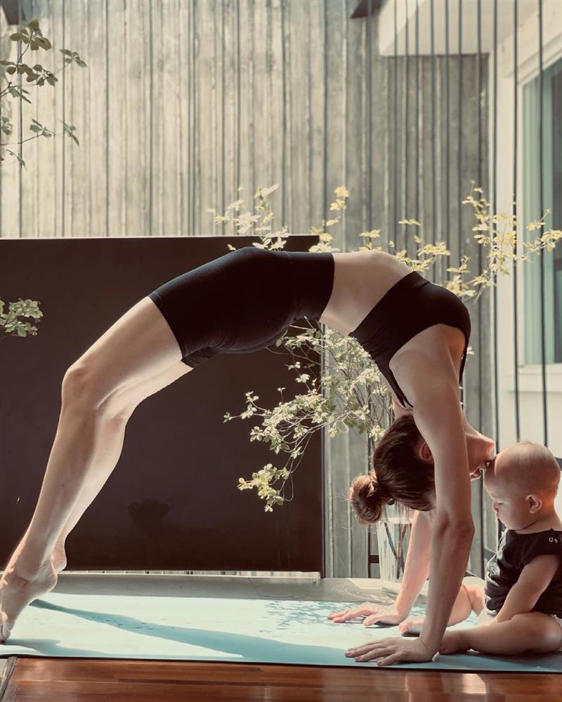 Hồ Ngọc Hà tập yoga liền bị Lisa và Leon phá bĩnh-5