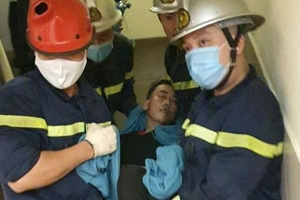 Hà Nội: Cảnh sát giải cứu nam thanh niên mắc kẹt đầu trong thang máy-1