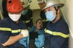 Hà Nội: Cảnh sát giải cứu nam thanh niên mắc kẹt đầu trong thang máy