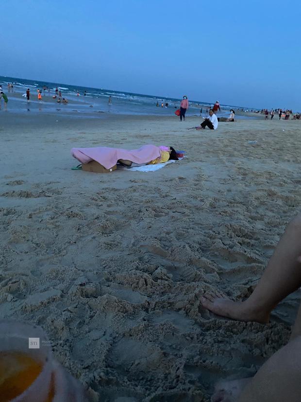 Đang ở giữa bãi biển, cô nàng thản nhiên nằm xuống bãi cát làm chuyện ái ngại-1