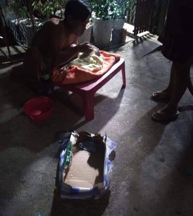 Bé trai sơ sinh bị bỏ rơi bên vệ đường với nhiều vết côn trùng cắn-1