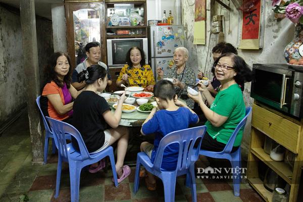 Clip: Màn xào cải thượng thừa, rau bay từ chảo sang bên kia đường-2