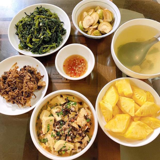 Cô nàng khoe bữa cơm full set 10k khiến dân tình tranh cãi dữ dội-1