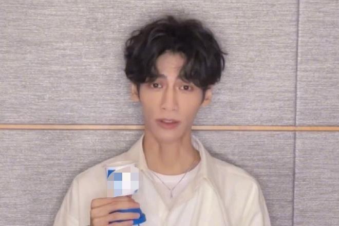 La Vân Hi ngồi xe lăn, gầy rộc đến mức gây sốc vì như cụ già 80 tuổi-9