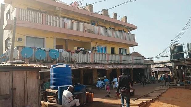 Cụ ông 86 vợ và 170 con, mỗi ngày ăn hết 21 triệu, cả nhà rủ nhau ăn xin-5