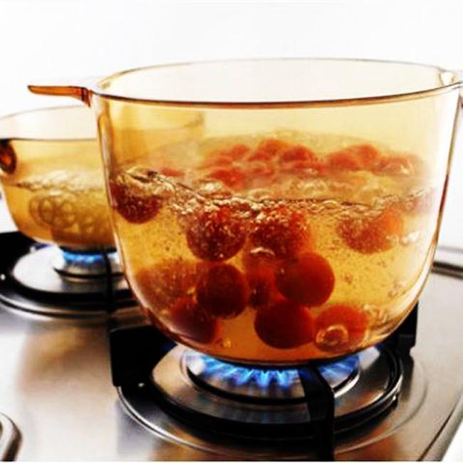 Đang vui vẻ nấu đồ ăn cho chồng, người vợ hoảng hốt khi nồi thủy tinh phát nổ-2