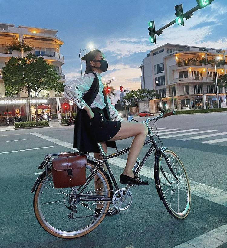 Đạp xe thì ít mà sao Việt chủ yếu khoe street style chất lừ là nhiều!-1