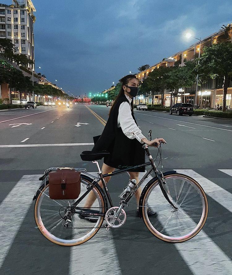 Đạp xe thì ít mà sao Việt chủ yếu khoe street style chất lừ là nhiều!-2