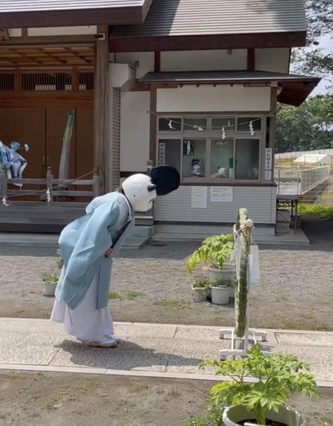 Ngôi đền với nghi lễ độc dị, nhìn chiếc mũ trên đầu người đội ai cũng sốc-2