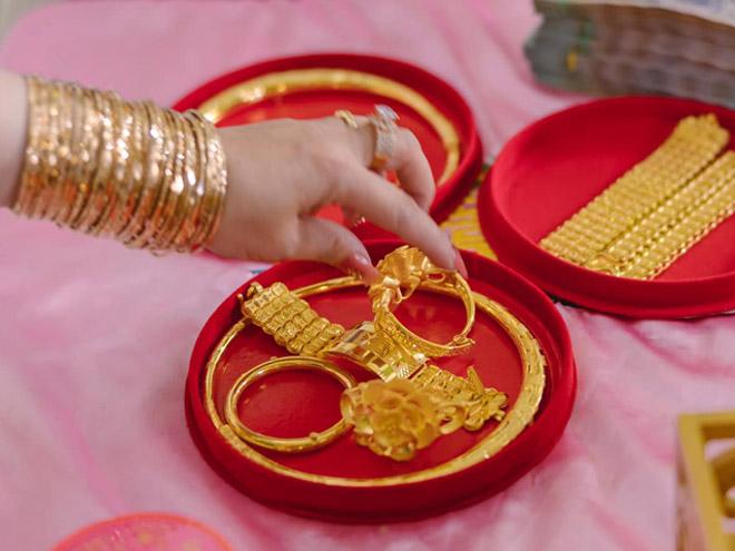 Cô dâu 18 tuổi đeo 20 cây vàng trong ngày cưới khiến dân tình lóa mắt-4