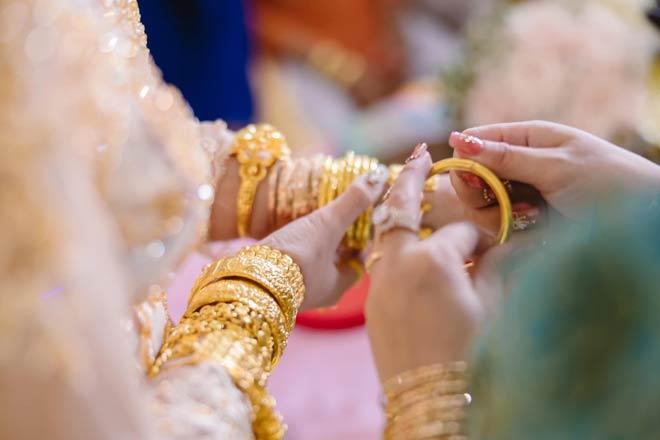 Cô dâu 18 tuổi đeo 20 cây vàng trong ngày cưới khiến dân tình lóa mắt-5