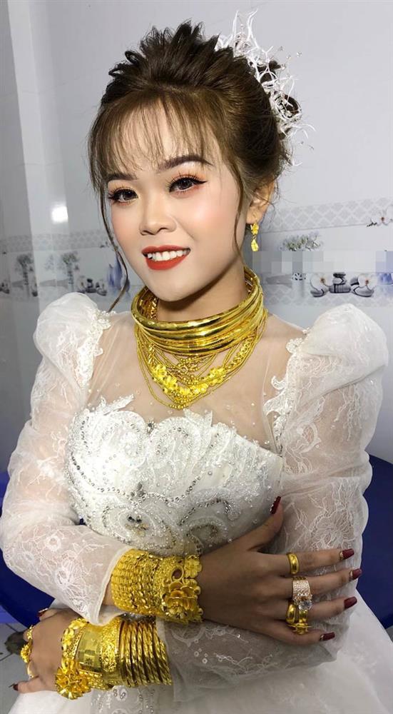 Cô dâu 18 tuổi đeo 20 cây vàng trong ngày cưới khiến dân tình lóa mắt-1