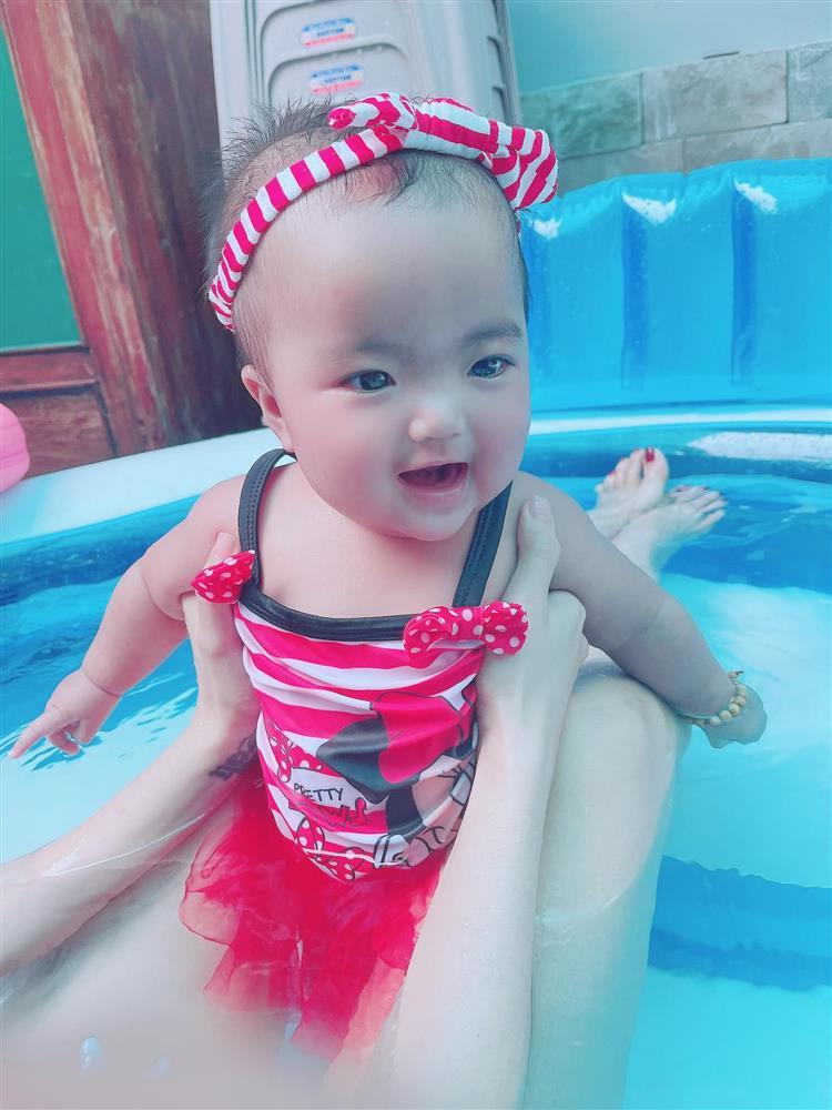 Ngoại hình con gái Mạc Văn Khoa sau nửa năm chào đời-11