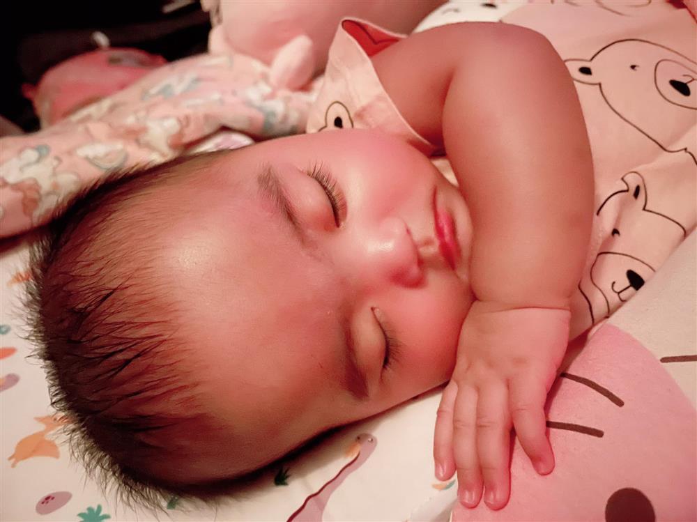 Ngoại hình con gái Mạc Văn Khoa sau nửa năm chào đời-15