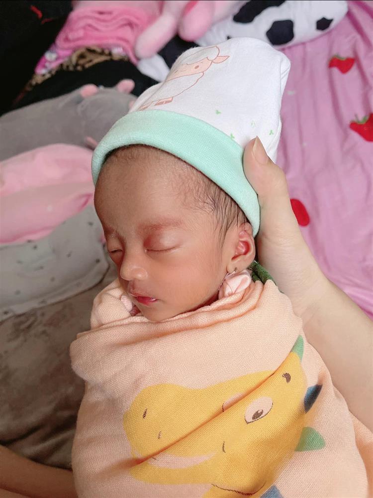 Ngoại hình con gái Mạc Văn Khoa sau nửa năm chào đời-2