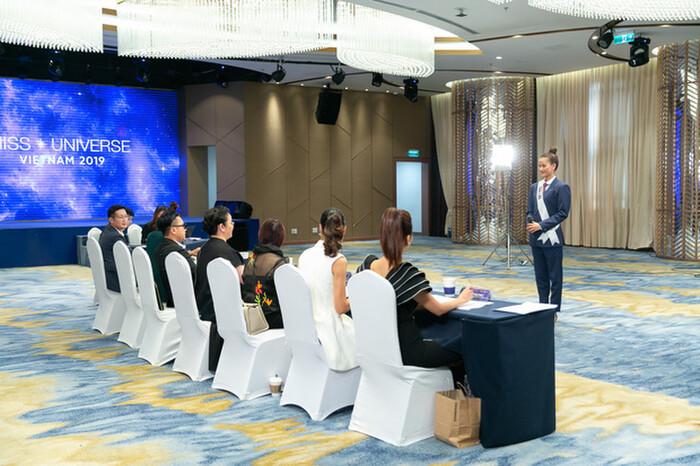 Những chiếc váy đúng người sai thời điểm, nhiều sao Việt vì yêu cứ đâm đầu-2