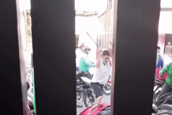 Clip: Giật điện thoại, tên cướp bị người dân Sài Gòn 'dạy dỗ' giữa phố