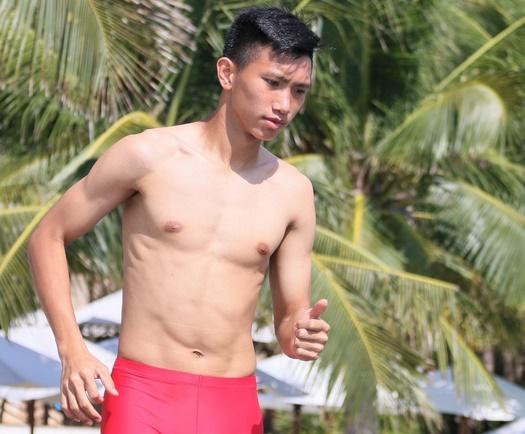 Doan Van Hau takes off his clothes to show off hot photos, his muscular body fascinates viewers - 8