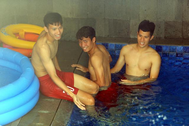 Ảnh nóng Đoàn Văn Hậu trong nhà tắm, Chinh Đen dọa 9h tối tung clip full-13