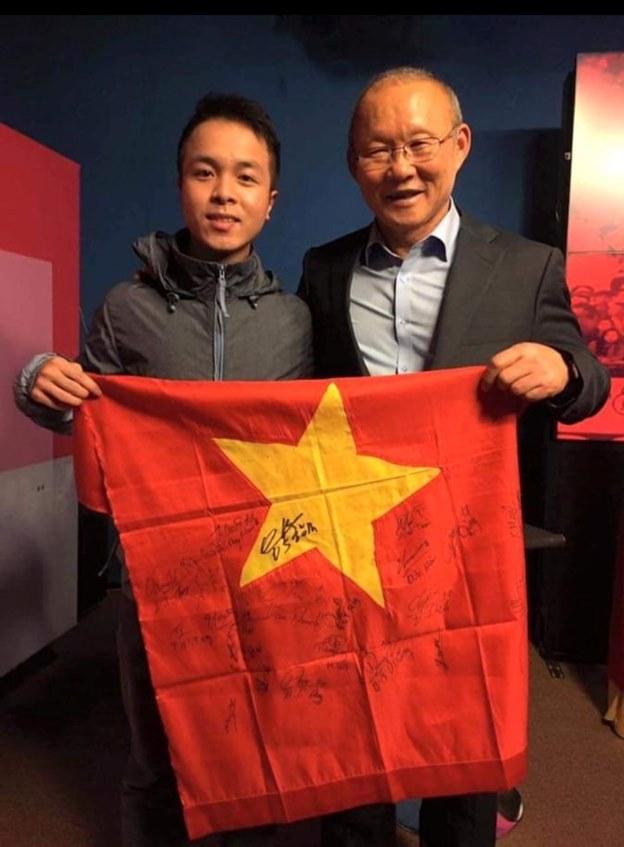 Fan cứng đấu giá lá cờ có chữ ký tuyển Việt Nam ủng hộ quỹ vaccine Covid-19-4