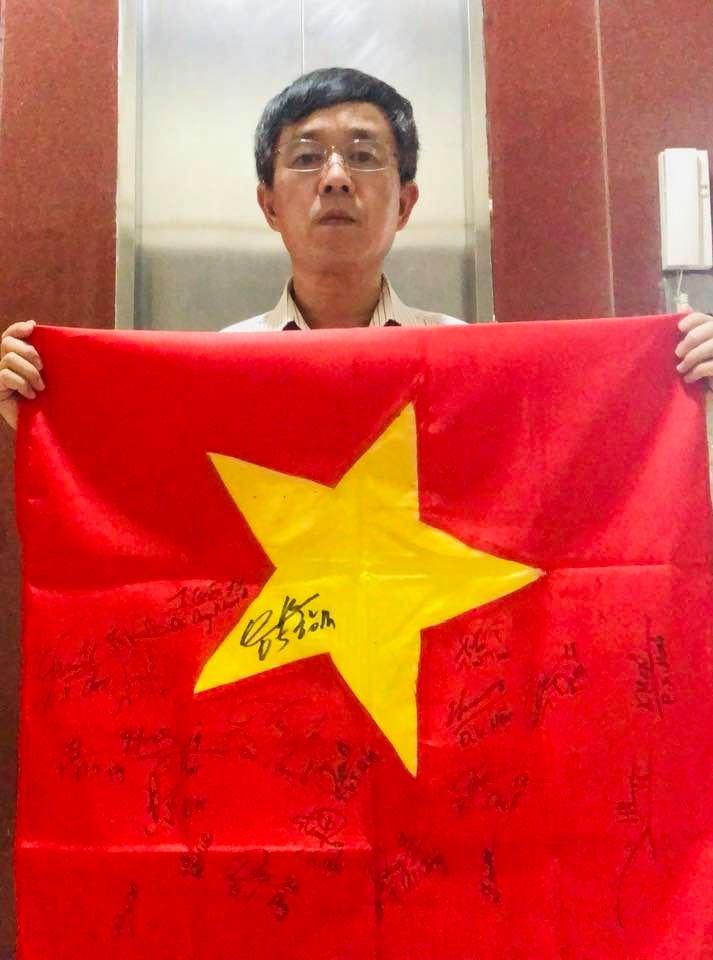 Fan cứng đấu giá lá cờ có chữ ký tuyển Việt Nam ủng hộ quỹ vaccine Covid-19-2