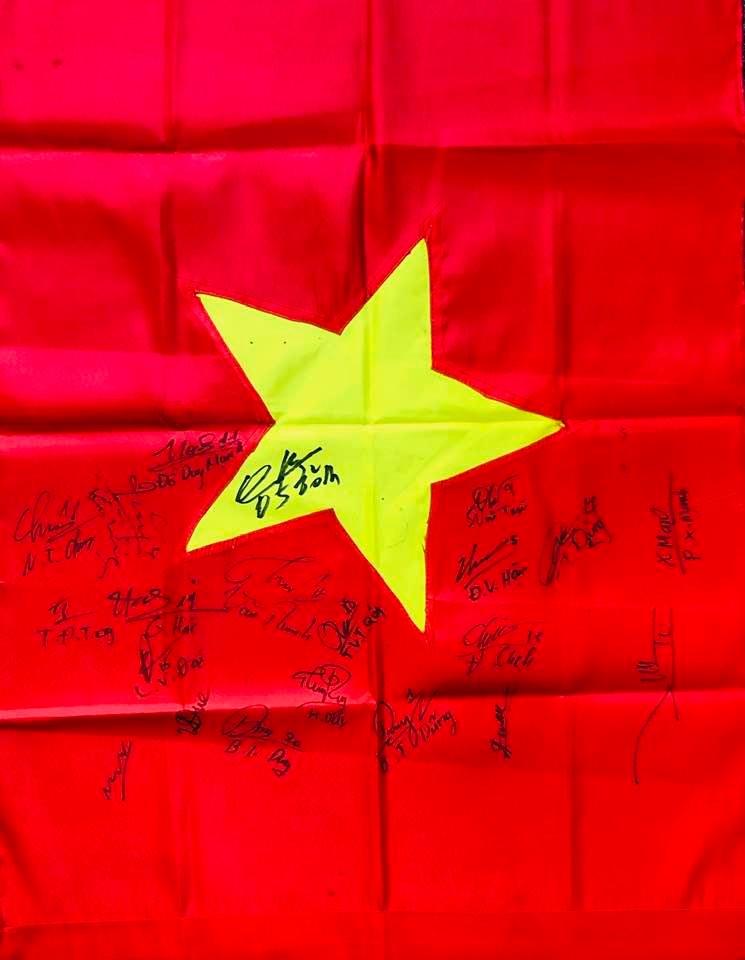 Fan cứng đấu giá lá cờ có chữ ký tuyển Việt Nam ủng hộ quỹ vaccine Covid-19-3