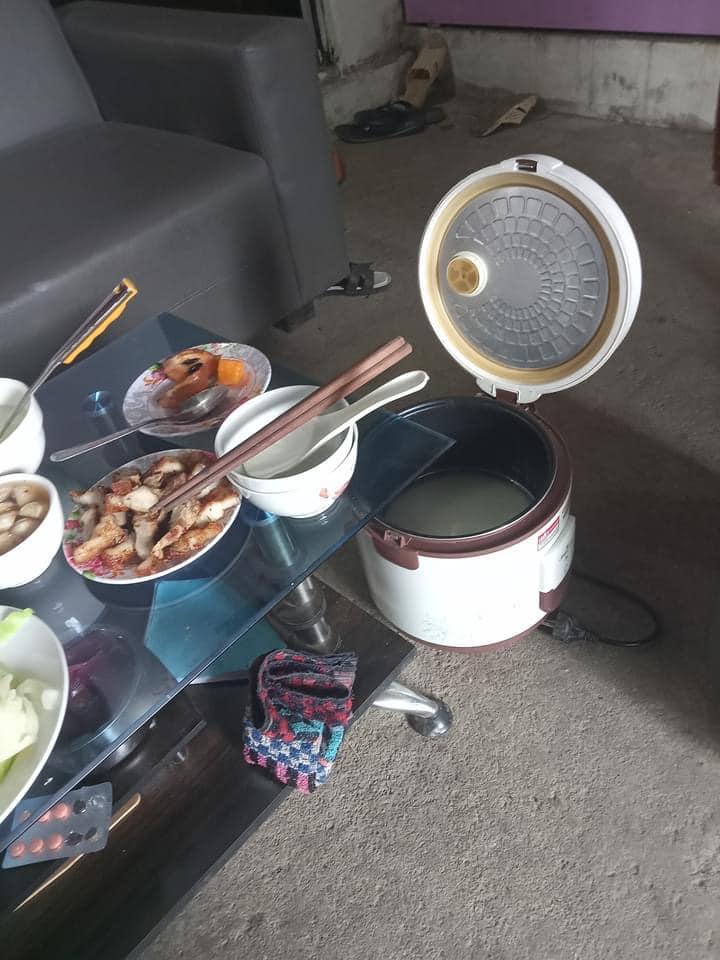 Thức ăn đã bày đầy mâm nhưng vừa bê nồi cơm ra thanh niên run như cầy sấy-2