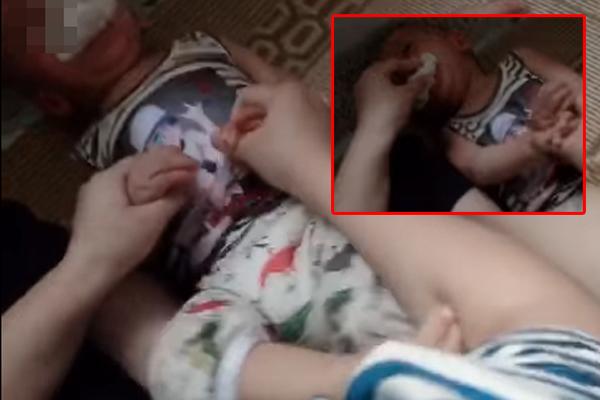 Clip: Thót tim nhìn người đàn ông đỡ bé gái rơi từ tầng 2 xuống đất-2