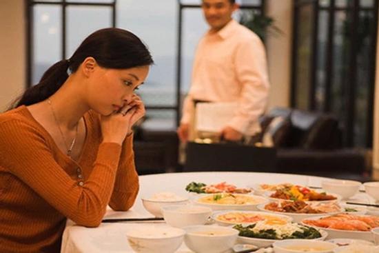 Vợ ốm nhờ bế con, chồng nổi cơn thịnh nộ vì lỡ việc uống bia với bạn