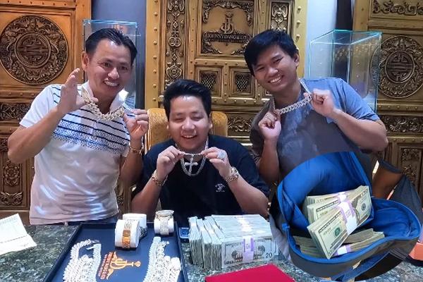 Thái độ Khoa Pug khi bị Johnny Đặng hỏi về khối tài sản 6.000 tỷ đồng?-5