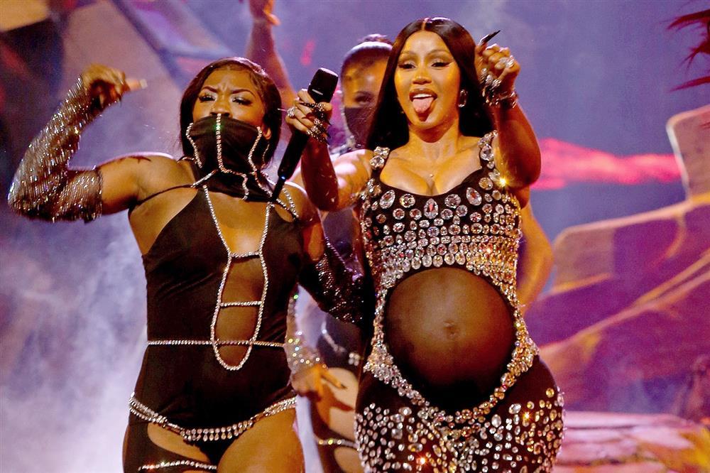 Rapper Cardi B khỏa thân chụp ảnh bầu lần hai-2