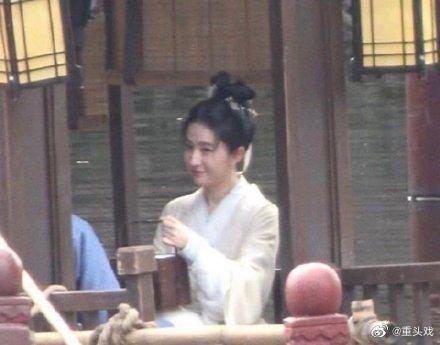 Ảnh hậu trường đẹp nức nở dù diễn vẫn dở của Lưu Diệc Phi-3