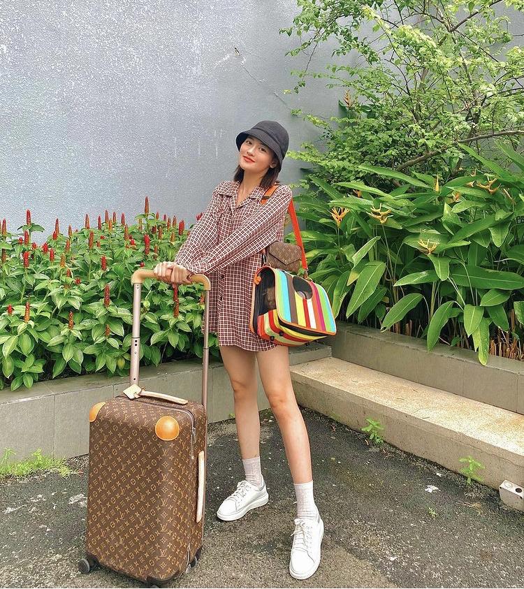 Mỹ nhân Việt hack tuổi nhờ công thức mix đồ trendy với tất cao cổ-7