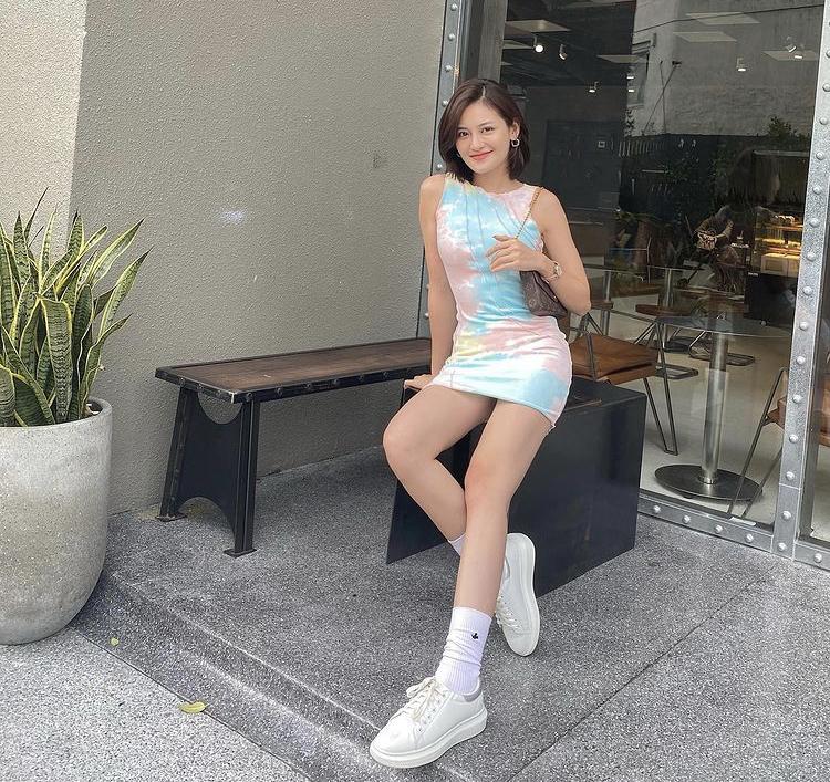 Mỹ nhân Việt hack tuổi nhờ công thức mix đồ trendy với tất cao cổ-8