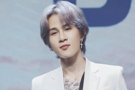 'Mượn sách tỏ tình' nhưng sợ fan không hiểu, Jack liên hoàn giải thích