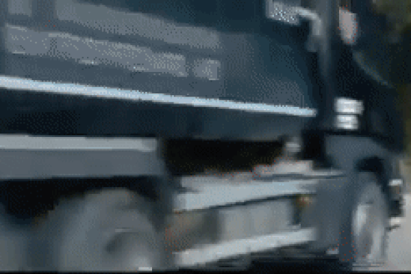 Rùng mình: Người phụ nữ bị ô tô đâm lộn nhiều vòng trước khi tiếp đất-2