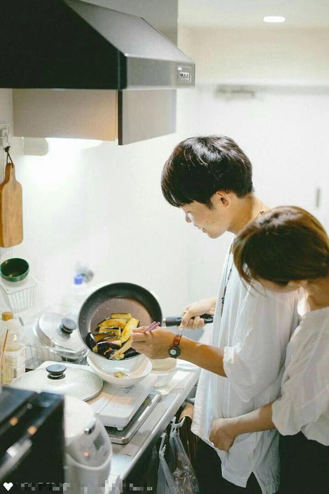 Suốt 1 tháng chồng nấu cơm cho vợ, tờ đơn trên bàn ăn khiến anh rụng rời-1