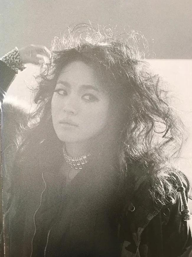 Song Hye Kyo và những khoảnh khắc để tóc rối mù tơi tả, nhưng vẫn đẹp ngây dại-6