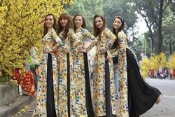 Tiểu thư Sài Gòn tiết lộ nhà có 4 công chúa, mẹ đứng giữa bao đẹp đội hình