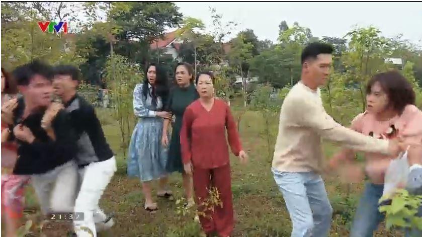 Hương Vị Tình Thân tập 51: Nam đánh nhau với Dũng, bà Bích cổ vũ lên gối nó đi-13