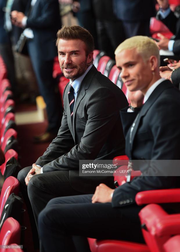 David Beckham U50 mà visual cực phẩm lấn át cả con trai-2