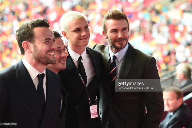 David Beckham U50 mà visual cực phẩm lấn át cả con trai-4