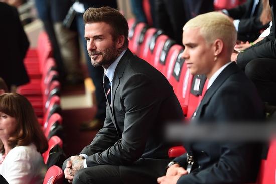 David Beckham U50 mà visual cực phẩm lấn át cả con trai