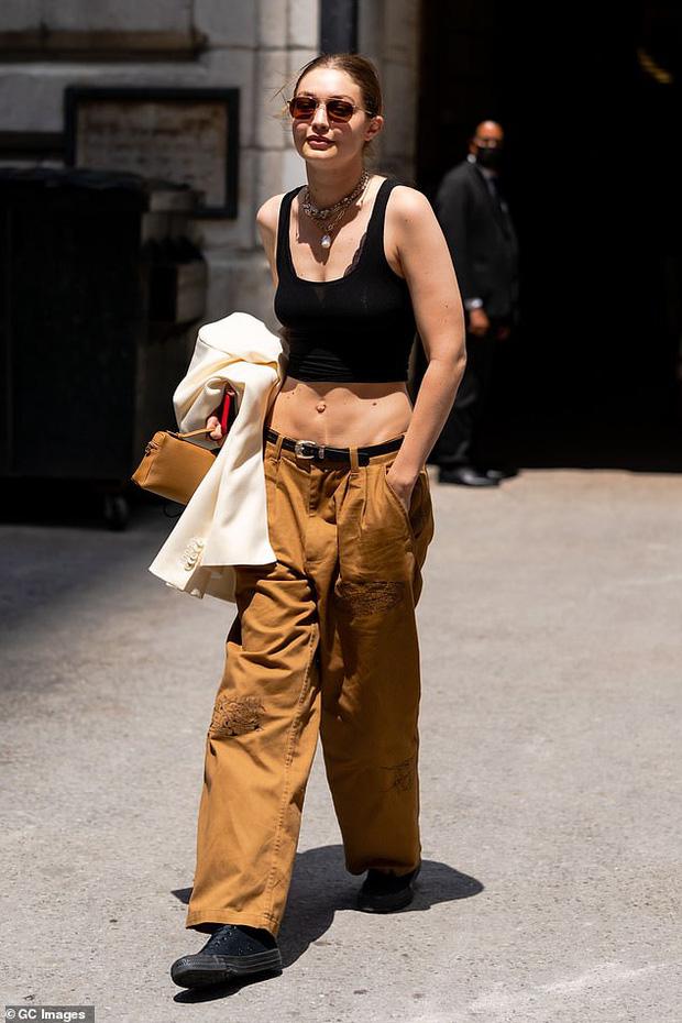 Chị em Gigi Hadid xuống phố: Bella mặc quần xẻ chỗ hiểm, mẹ bỉm mất điểm vì 1 chi tiết-6