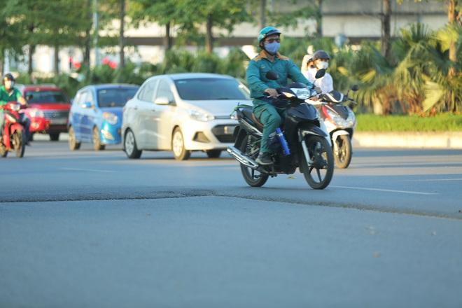 Mặt đường gồ ghề giữa các đoạn phân làn khiến nhiều phương tiện gặp nguy hiểm khi thay đổi làn hoặc đi với tốc độ cao.