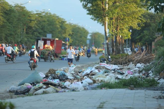 Người dân cho biết, do không có người thường xuyên theo dõi, kiểm tra trên tuyến đường, nên tình trạng vứt rác bừa bãi cạnh tuyến đường vẫn diễn ra thường xuyên làm ảnh hưởng đến cảnh quan đô thị và môi trường. Cả khoảng vỉa hè rộng rãi thành... vô dụng.