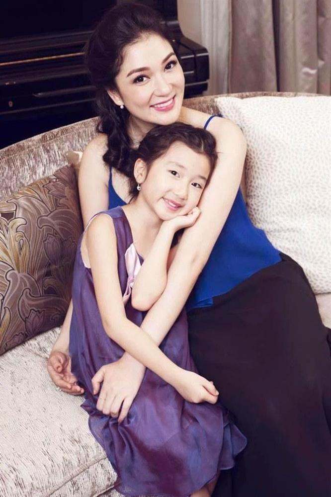 Con gái Hoa hậu Nguyễn Thị Huyền catwalk lần đầu điêu luyện ăn đứt mẹ-4
