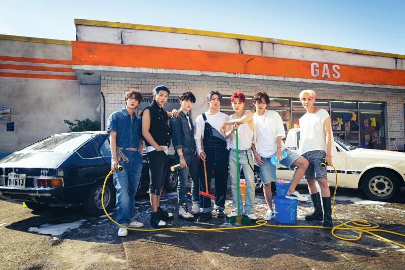 BTS bỏ hát đi rửa xe dạo trong teaser mới, chủ nhân bản hit ‘Call me maybe’ được réo tên?-7