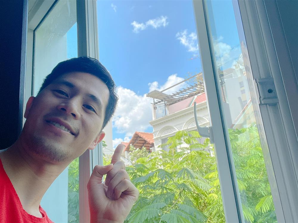 Trần Đình Trọng xuất hiện như ông chú ngày rời khu cách ly-1