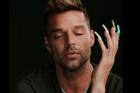 Ricky Martin khoe móng tay dài điệu đà, sơn màu sắc